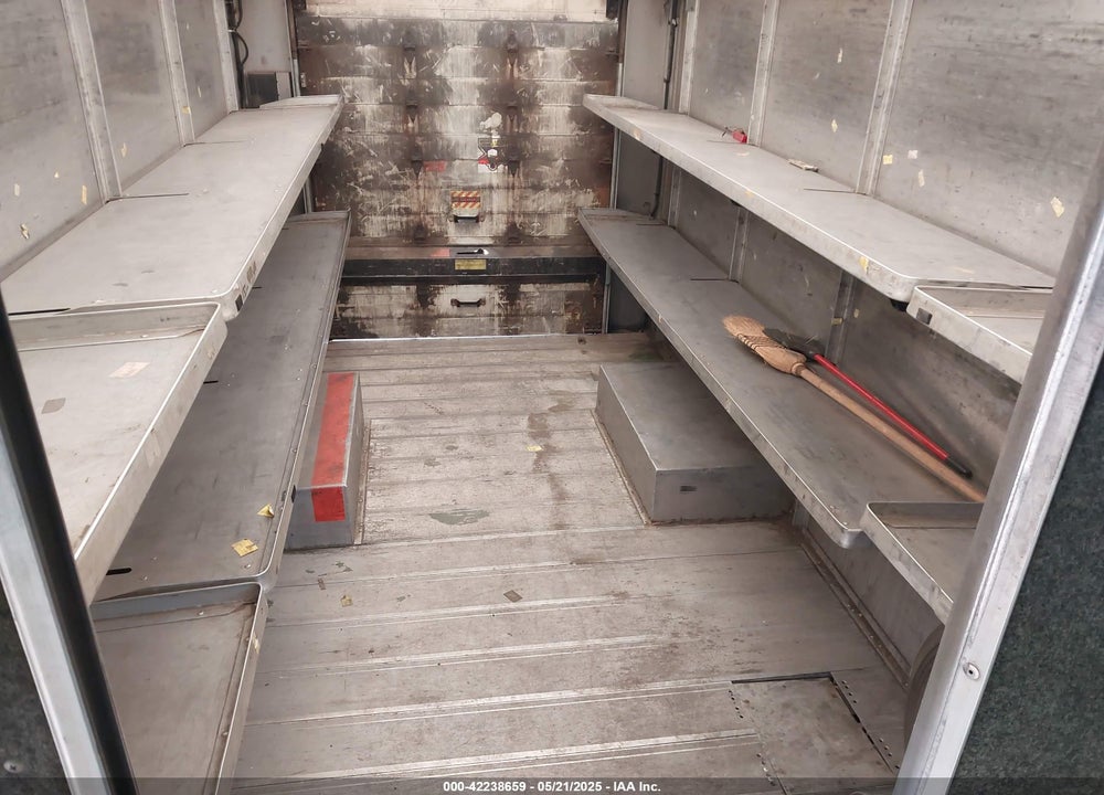 2005 FREIGHTLINER CHASSIS M LINE WALK-IN VAN VIN: 4UZAANBW45CV19019