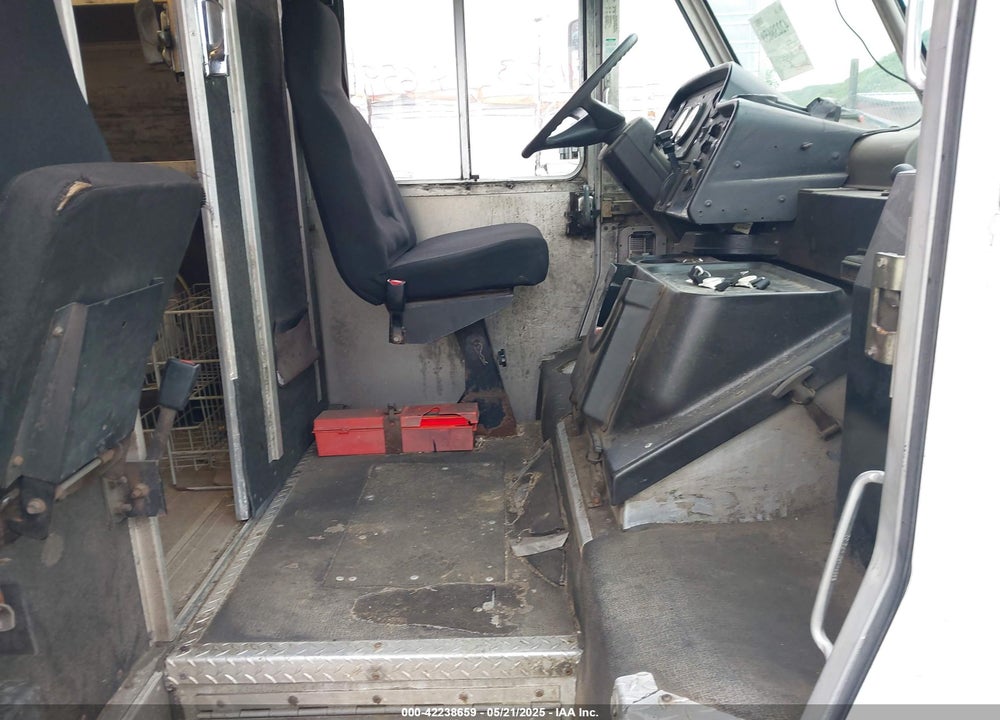 2005 FREIGHTLINER CHASSIS M LINE WALK-IN VAN VIN: 4UZAANBW45CV19019
