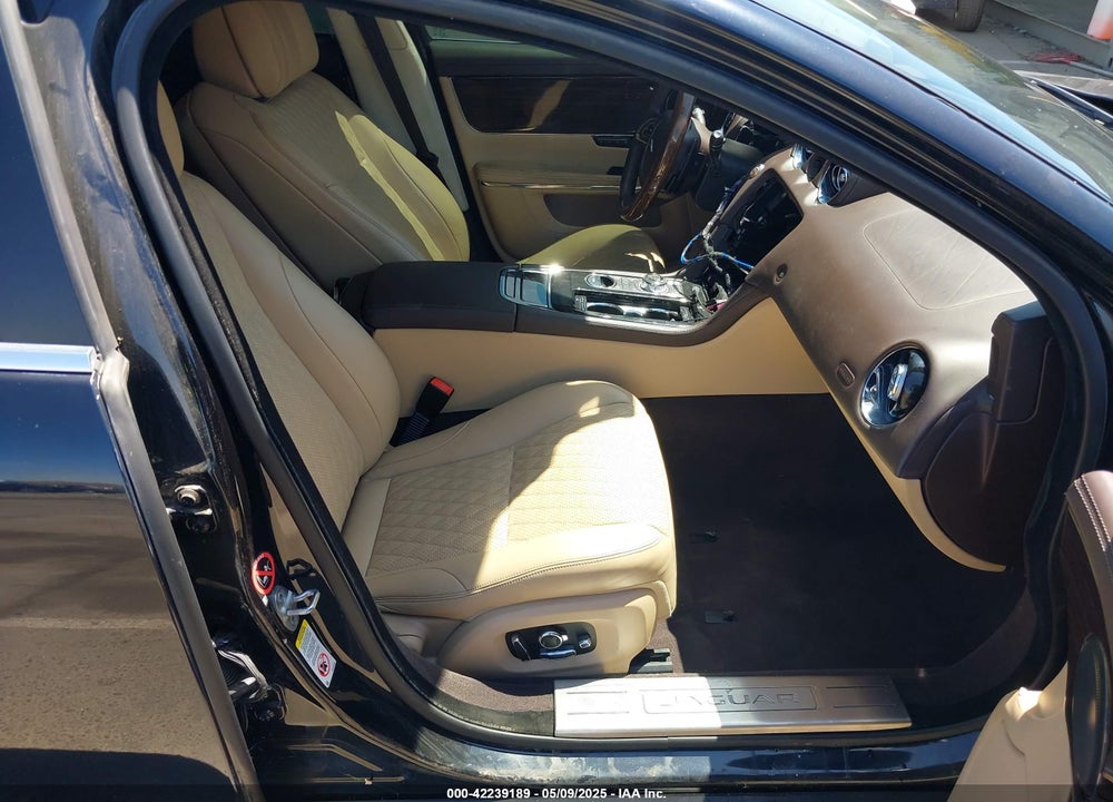 2016 JAGUAR XJ VIN: SAJWA2G76G8V97013