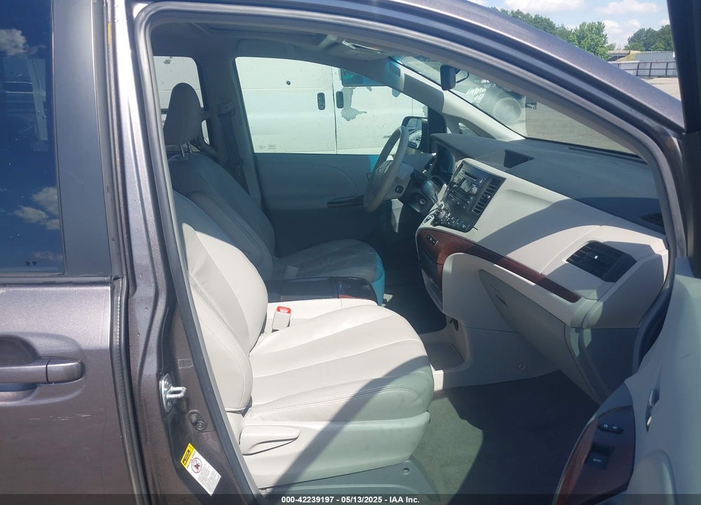 2011 TOYOTA SIENNA XLE V6 VIN: 5TDYK3DCXBS041416