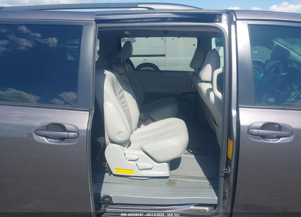2011 TOYOTA SIENNA XLE V6 VIN: 5TDYK3DCXBS041416