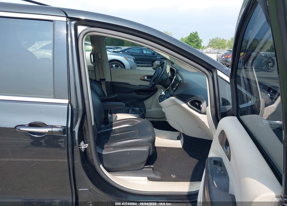2017 CHRYSLER PACIFICA TOURING L VIN: 2C4RC1BG1HR516142