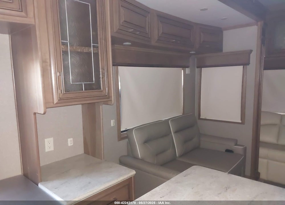 2019 DRV MOBILE SUITES VIN: 5KEAG4221K1385881