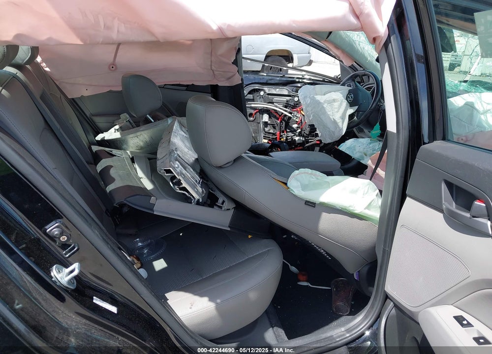 2017 HYUNDAI ELANTRA VIN: KMHD84LF6HU160174