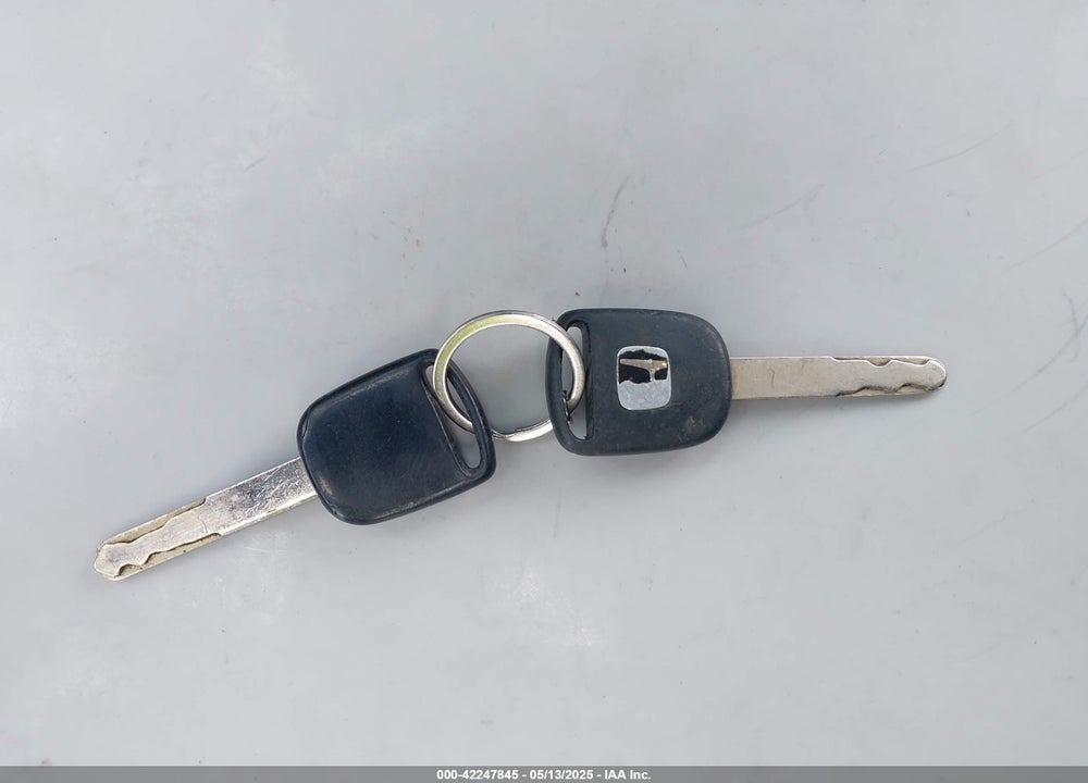 2004 HONDA CR-V LX VIN: JHLRD684X4C010578