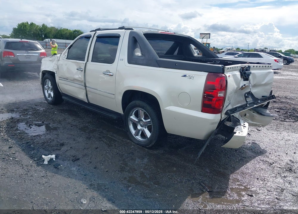 2011 CHEVROLET AVALANCHE 1500 LTZ VIN: 3GNTKGE35BG153417