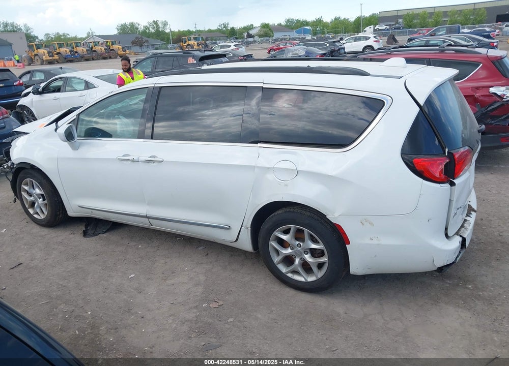 2017 CHRYSLER PACIFICA TOURING L VIN: 2C4RC1BG5HR571659
