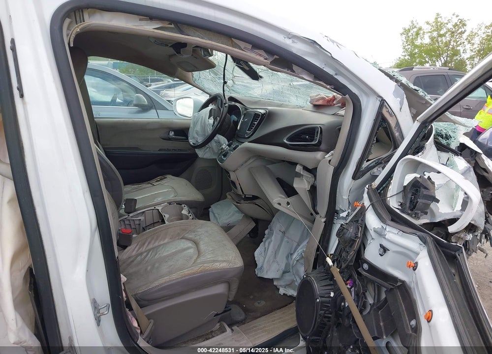 2017 CHRYSLER PACIFICA TOURING L VIN: 2C4RC1BG5HR571659