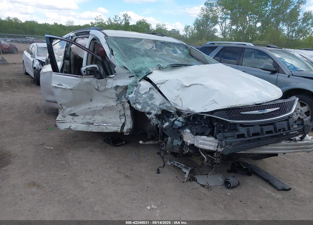 2017 CHRYSLER PACIFICA TOURING L VIN: 2C4RC1BG5HR571659