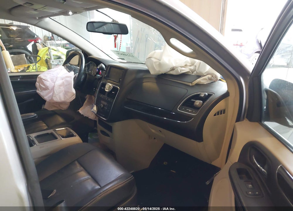 2016 CHRYSLER TOWN & COUNTRY VIN: 2C4RC1BG2GR111809