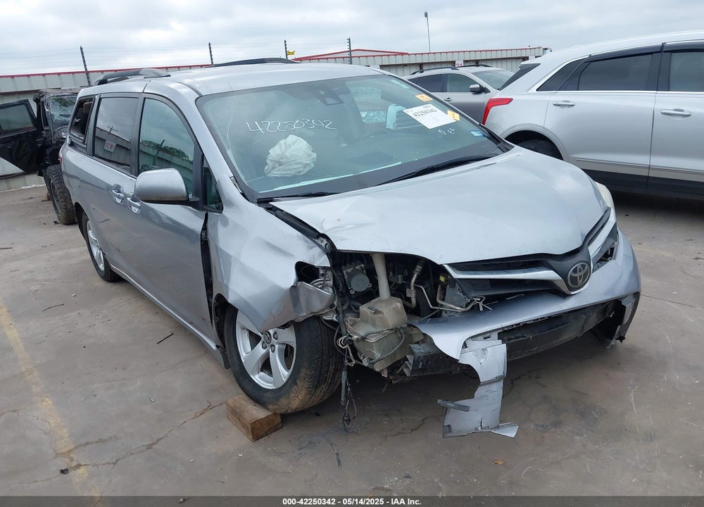 2018 TOYOTA SIENNA LE 8 PASSENGER VIN: 5TDKZ3DC3JS917131