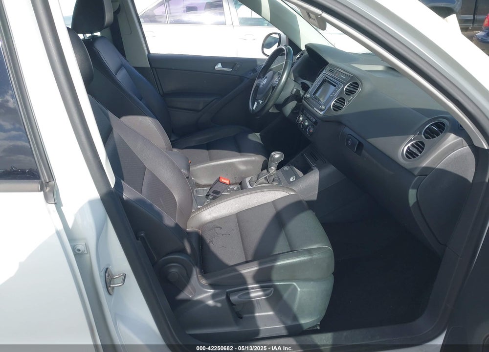 2016 VOLKSWAGEN TIGUAN S VIN: WVGAV7AX2GW501100
