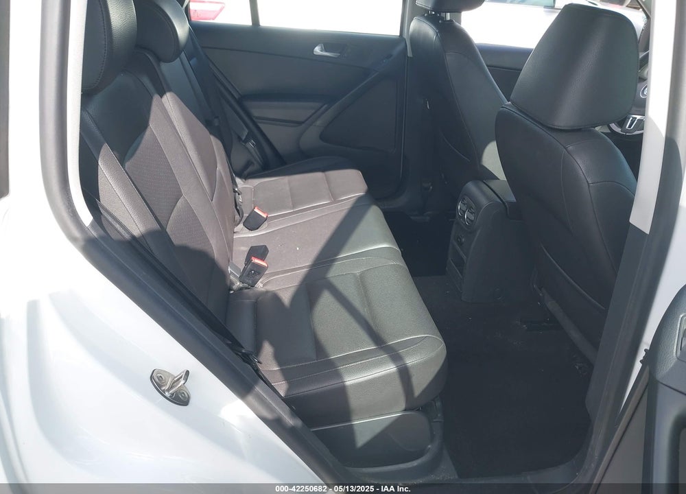 2016 VOLKSWAGEN TIGUAN S VIN: WVGAV7AX2GW501100