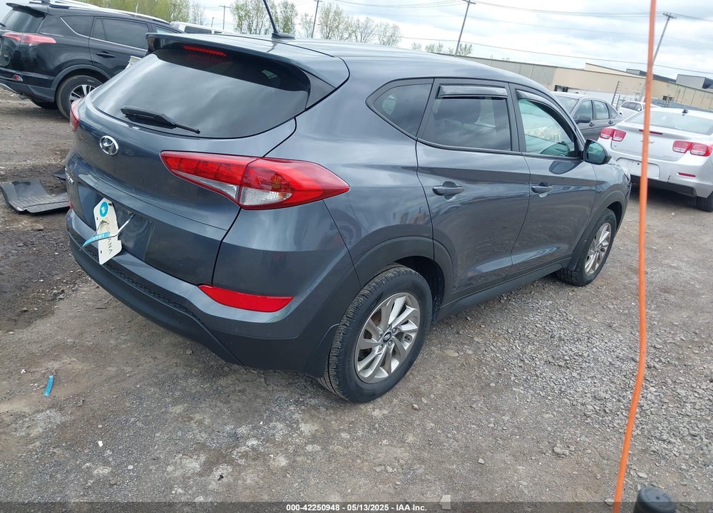 2017 HYUNDAI TUCSON SE VIN: KM8J23A44HU379084
