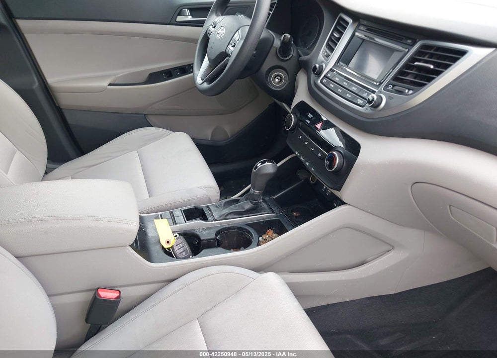 2017 HYUNDAI TUCSON SE VIN: KM8J23A44HU379084
