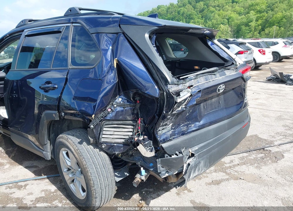 2021 TOYOTA RAV4 XLE VIN: JTMP1RFV4MD071915