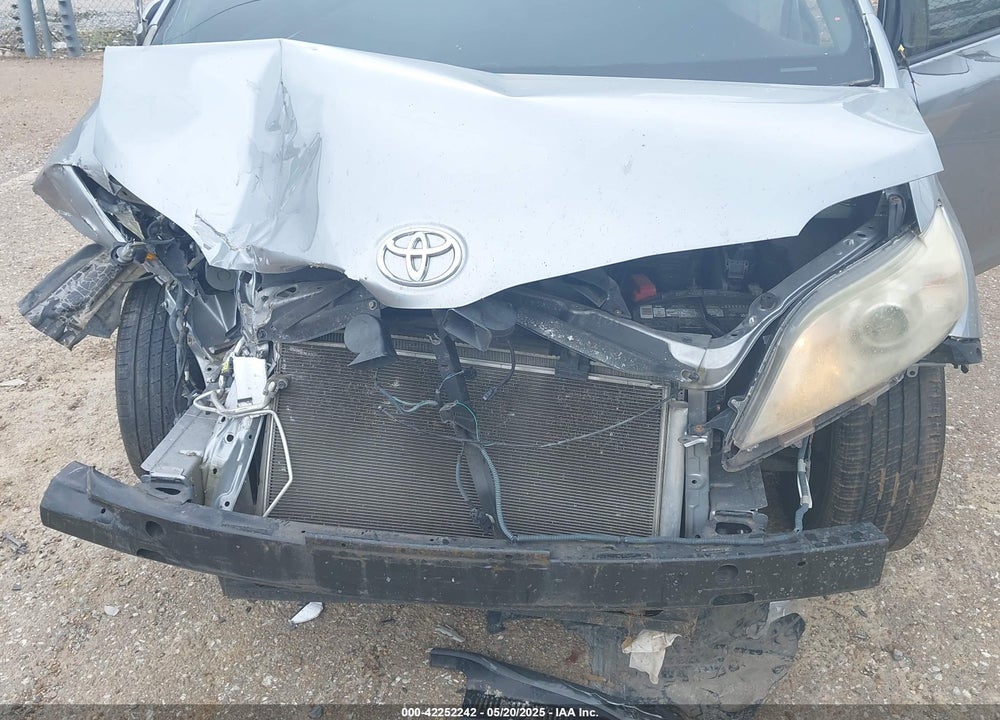 2012 TOYOTA SIENNA XLE V6 8 PASSENGER VIN: 5TDYK3DC8CS276589