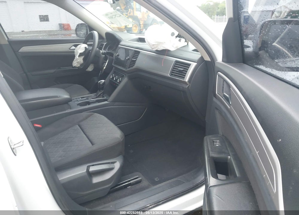 2018 VOLKSWAGEN ATLAS VIN: 1V2BR2CA2JC512016