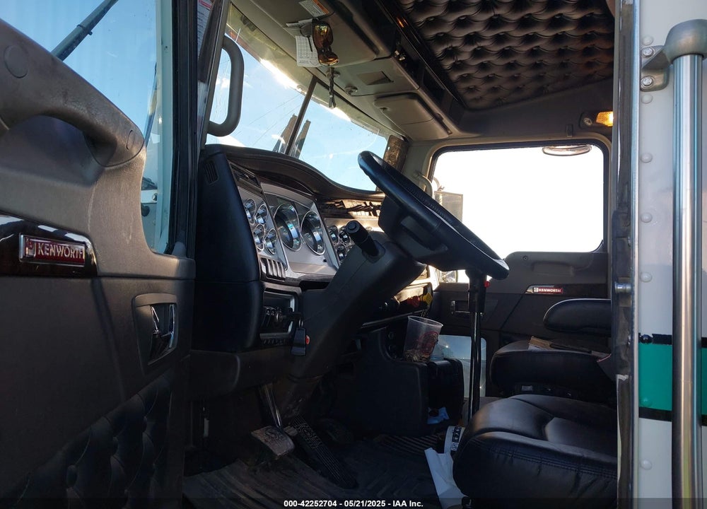 2019 KENWORTH W900 VIN: 1XKWD49X6KJ299873