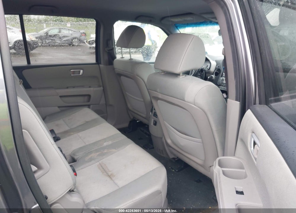 2014 HONDA PILOT LX VIN: 5FNYF4H27EB004568