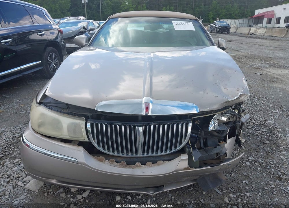 2001 LINCOLN TOWN CAR EXECUTIVE VIN: 1LNHM81W61Y685421