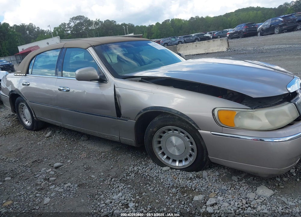 2001 LINCOLN TOWN CAR EXECUTIVE VIN: 1LNHM81W61Y685421