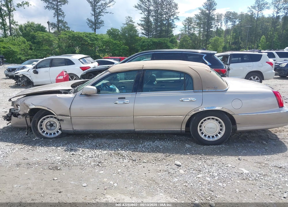 2001 LINCOLN TOWN CAR EXECUTIVE VIN: 1LNHM81W61Y685421