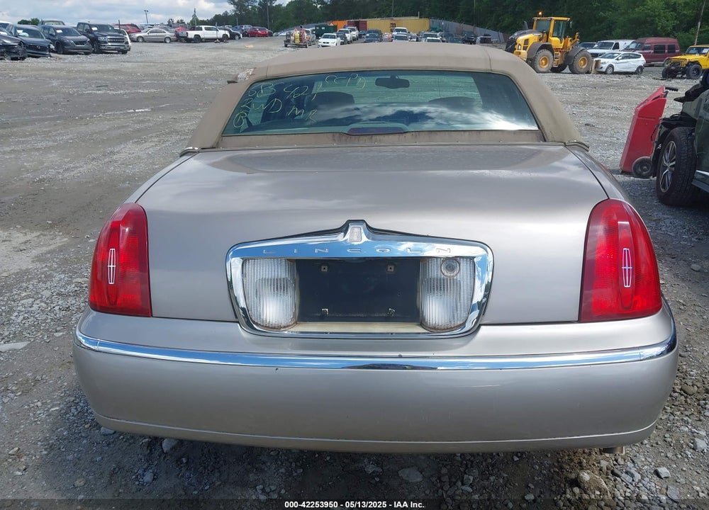 2001 LINCOLN TOWN CAR EXECUTIVE VIN: 1LNHM81W61Y685421