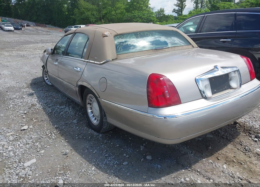 2001 LINCOLN TOWN CAR EXECUTIVE VIN: 1LNHM81W61Y685421