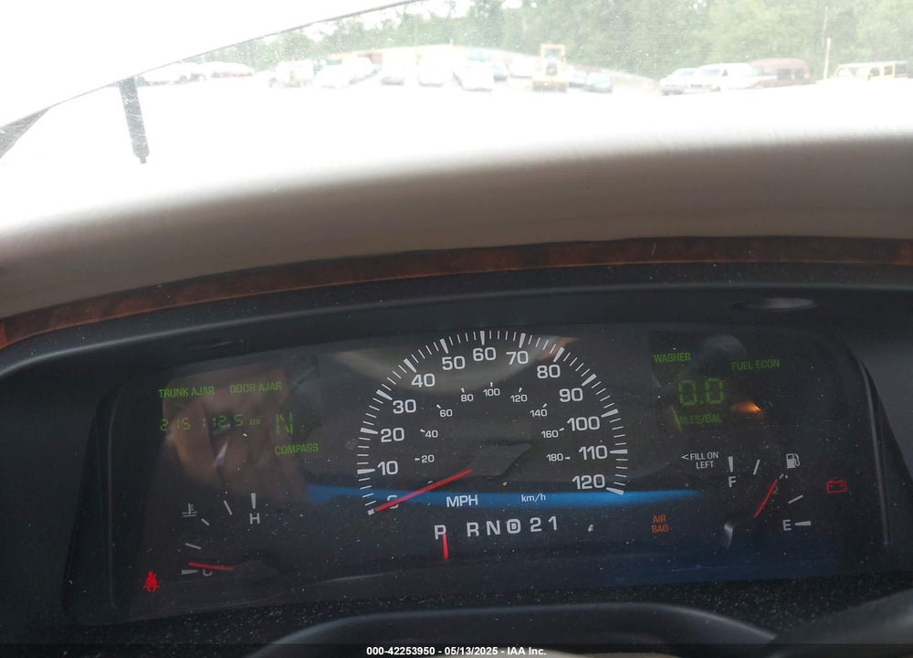 2001 LINCOLN TOWN CAR EXECUTIVE VIN: 1LNHM81W61Y685421