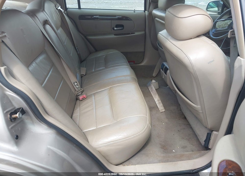 2001 LINCOLN TOWN CAR EXECUTIVE VIN: 1LNHM81W61Y685421