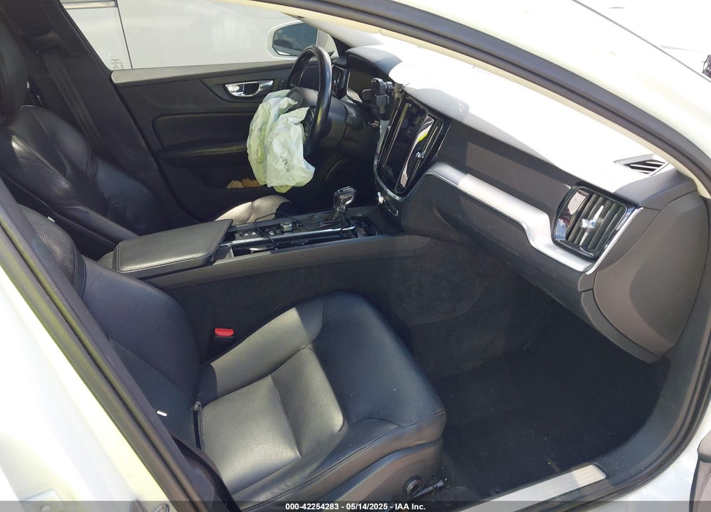 2020 VOLVO V60 VIN: YV1102EKXL2398556