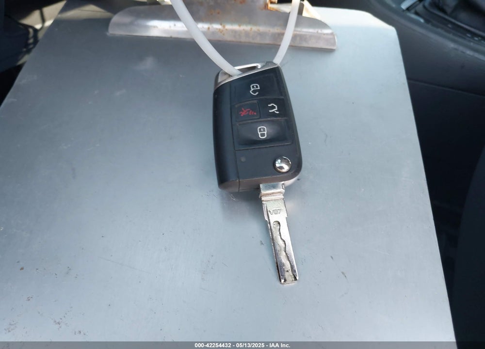 2016 VOLKSWAGEN E-GOLF SE VIN: WVWKP7AU1GW909192