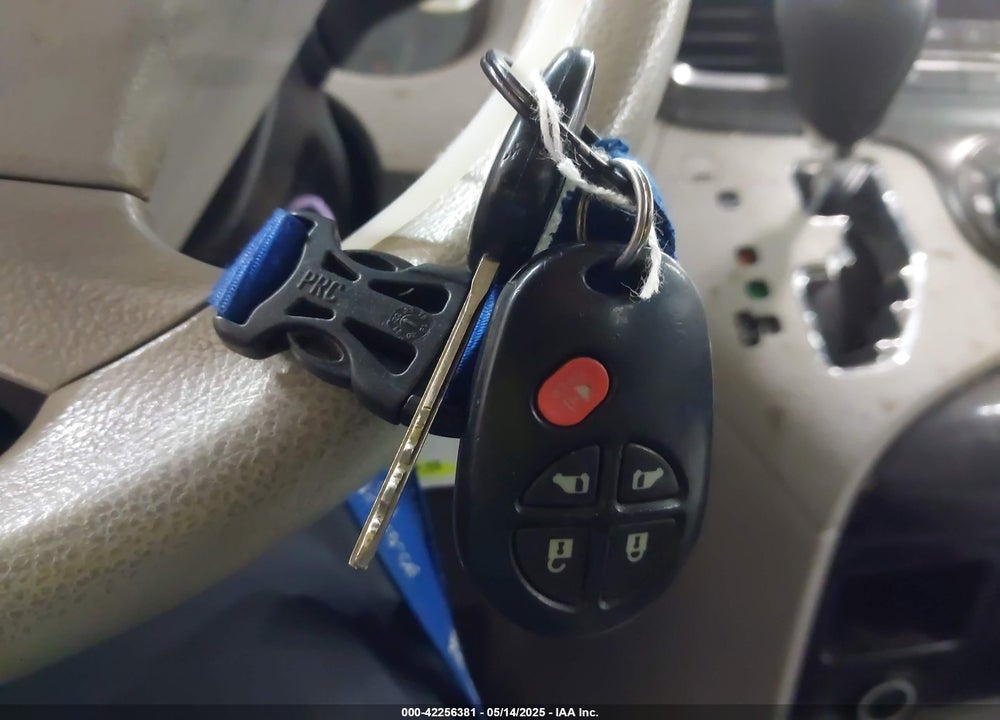 2014 TOYOTA SIENNA LE V6 8 PASSENGER VIN: 5TDKK3DC7ES521116