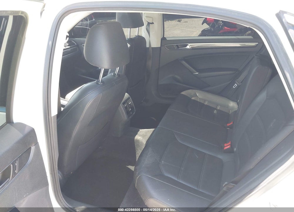 2017 VOLKSWAGEN PASSAT VIN: 1VWBT7A30HC000752