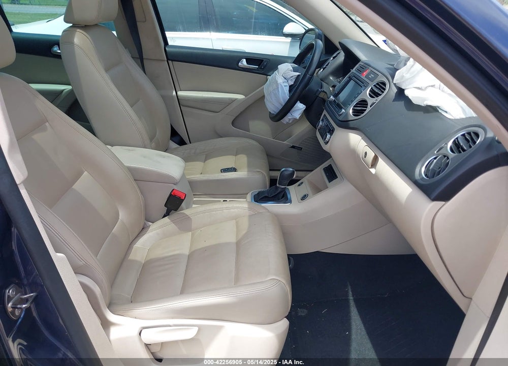 2011 VOLKSWAGEN TIGUAN VIN: WVGBV7AX4BW506165