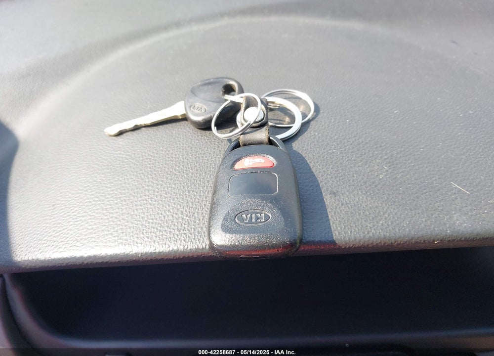 2008 KIA OPTIMA LX VIN: KNAGE123185210311