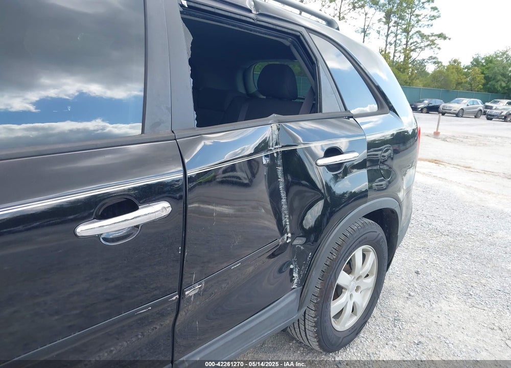 2011 KIA SORENTO LX VIN: 5XYKT3A12BG174173