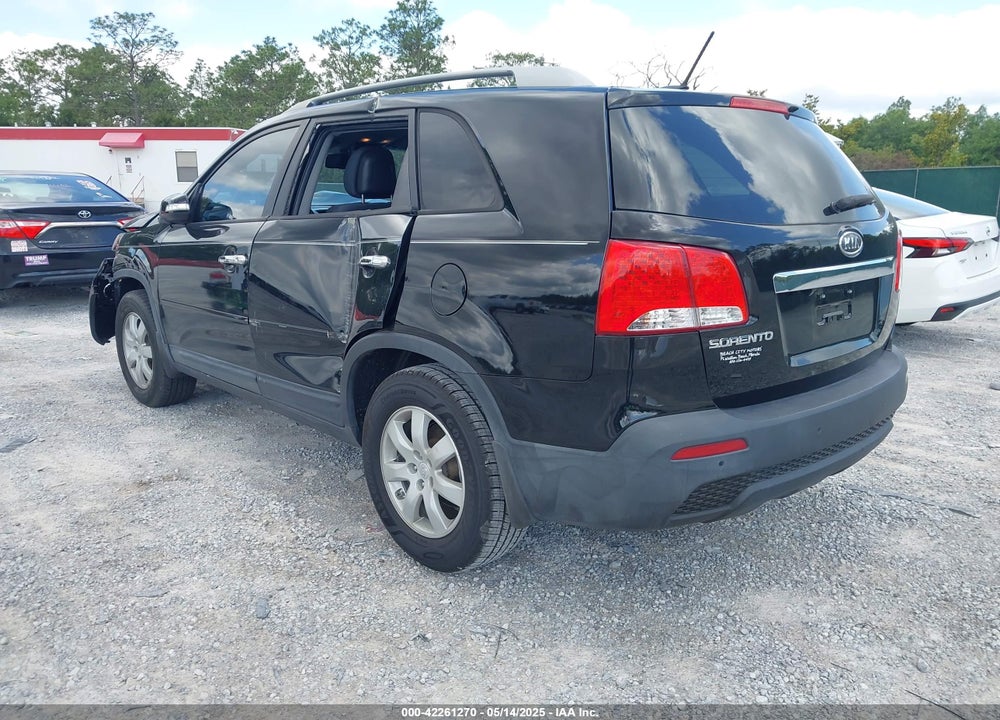 2011 KIA SORENTO LX VIN: 5XYKT3A12BG174173