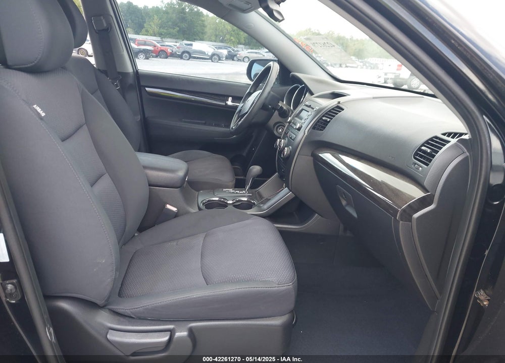 2011 KIA SORENTO LX VIN: 5XYKT3A12BG174173