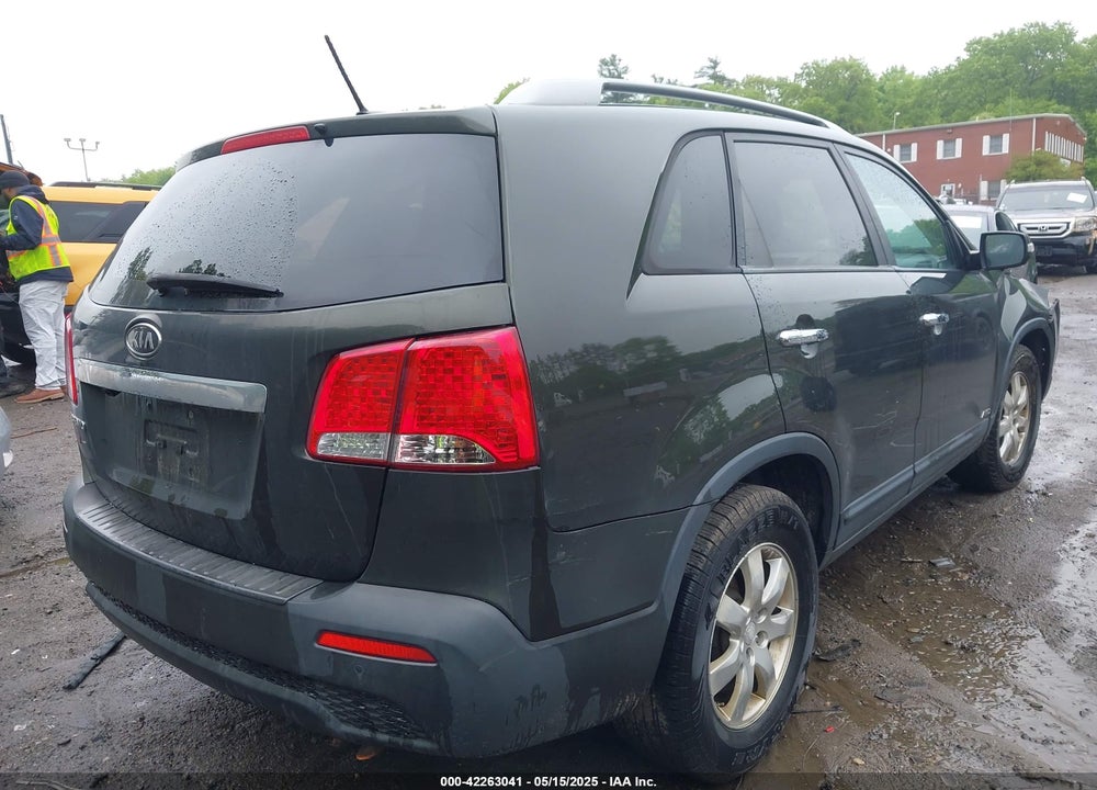 2011 KIA SORENTO VIN: 5XYKTDA13BG163902