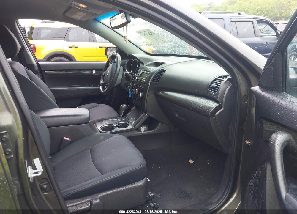 2011 KIA SORENTO VIN: 5XYKTDA13BG163902