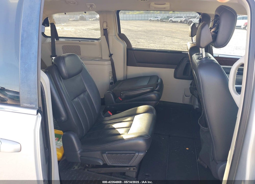 2010 CHRYSLER TOWN & COUNTRY VIN: 2A4RR8D15AR320365