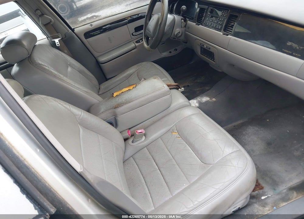 1998 LINCOLN TOWN CAR SIGNATURE VIN: 1LNFM82WXWY659028
