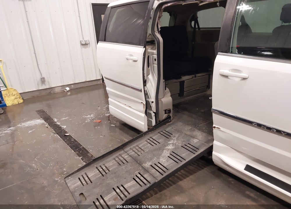 2011 CHRYSLER TOWN & COUNTRY TOURING VIN: 2A4RR5DG5BR723329