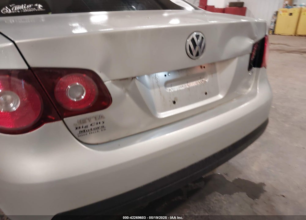 2010 VOLKSWAGEN JETTA LIMITED EDITION VIN: 3VWRX7AJ1AM165859