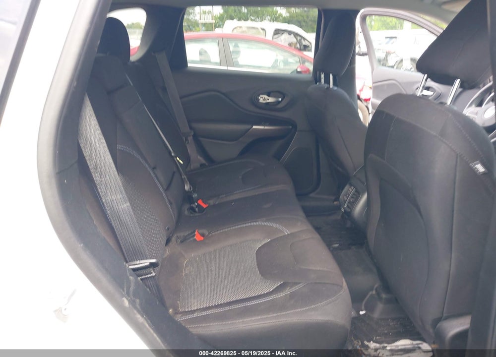 2019 CHEROKEE JEEP  LATITUDE FWD VIN: 1C4PJLCB1KD344703