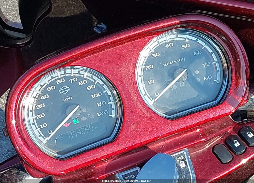 2015 HARLEY-DAVIDSON FLTRUSE CVO ROAD GLIDE VIN: 1HD1TAN13FB963103