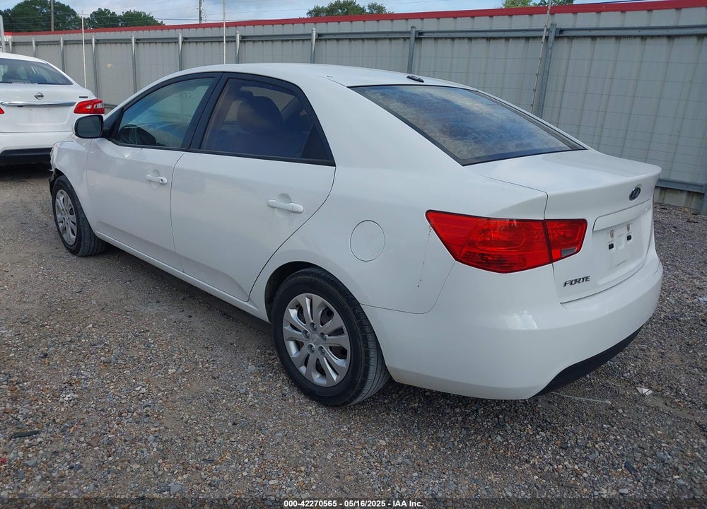 2011 KIA FORTE LX VIN: KNAFT4A25B5888000