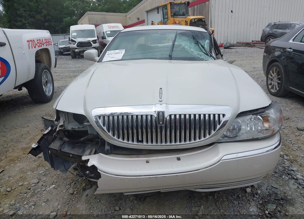 2005 LINCOLN TOWN CAR VIN: 1LNHM82W05Y664410